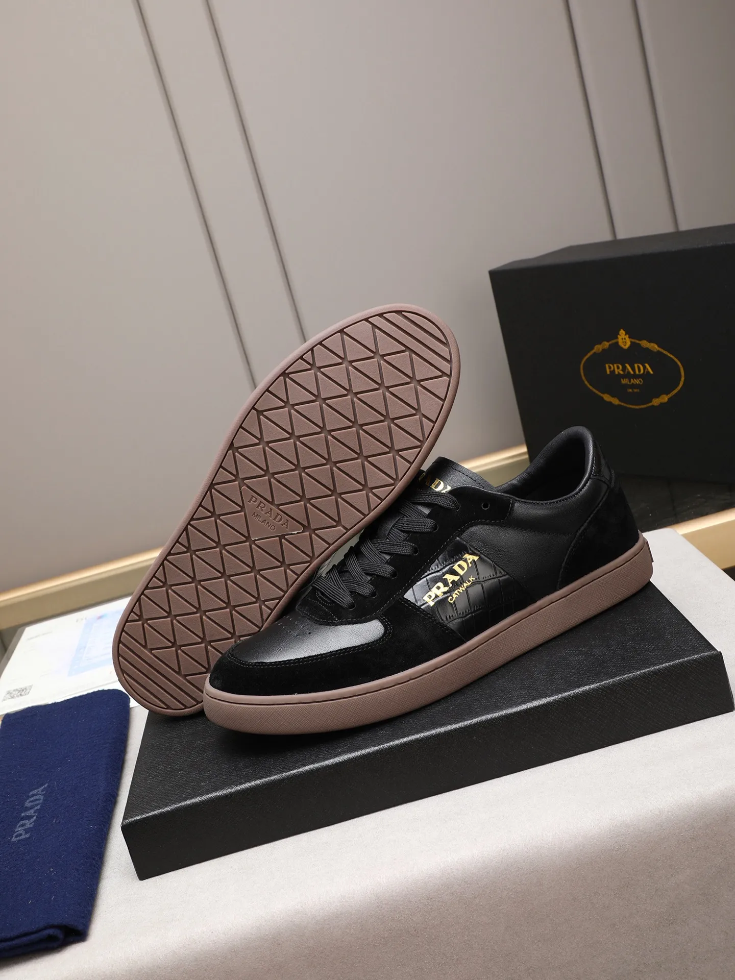 Men's shoes💰420💰 Brand: PRADA (Prada) Standard code: Men's code 38–44 (45 can be customized) Material: Original cowhide, breathable sheep lining Special outsole Style category: Men's fashionable casual sneakers Low-key luxury! Color: actual picture color